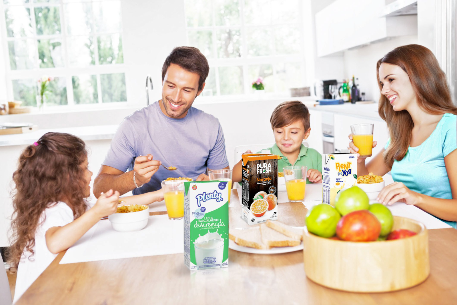 familia desayunanco con productos plenty, pura fresh y plentyog